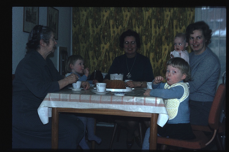 03.Delft feb 1966 Omi,Ilse,Mama,Brigitte,Marion,Peter.JPG